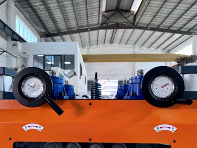 Space Saving Heavy Duty Decoiling Levelling Machine With High Wear Resistance Rollers